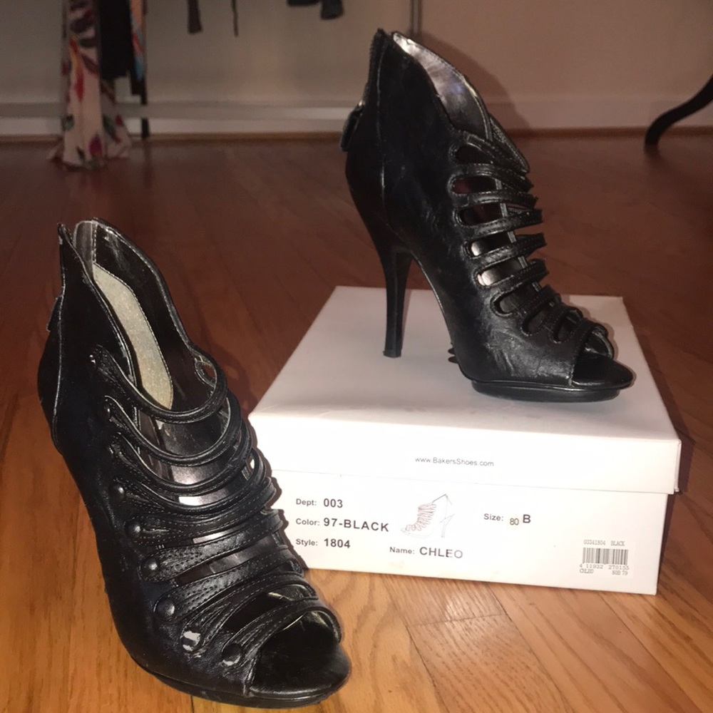 'CLEO' style Strappy Buttoned Sandals. Bakers. Sz8